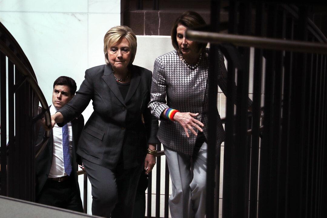 Former US Intelligence Officials Debunk Claim Russians Hacked Democrats