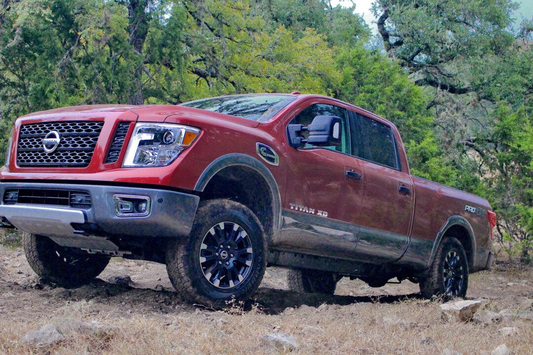 2017 Nissan Titan XD Gas SV Crew Cab