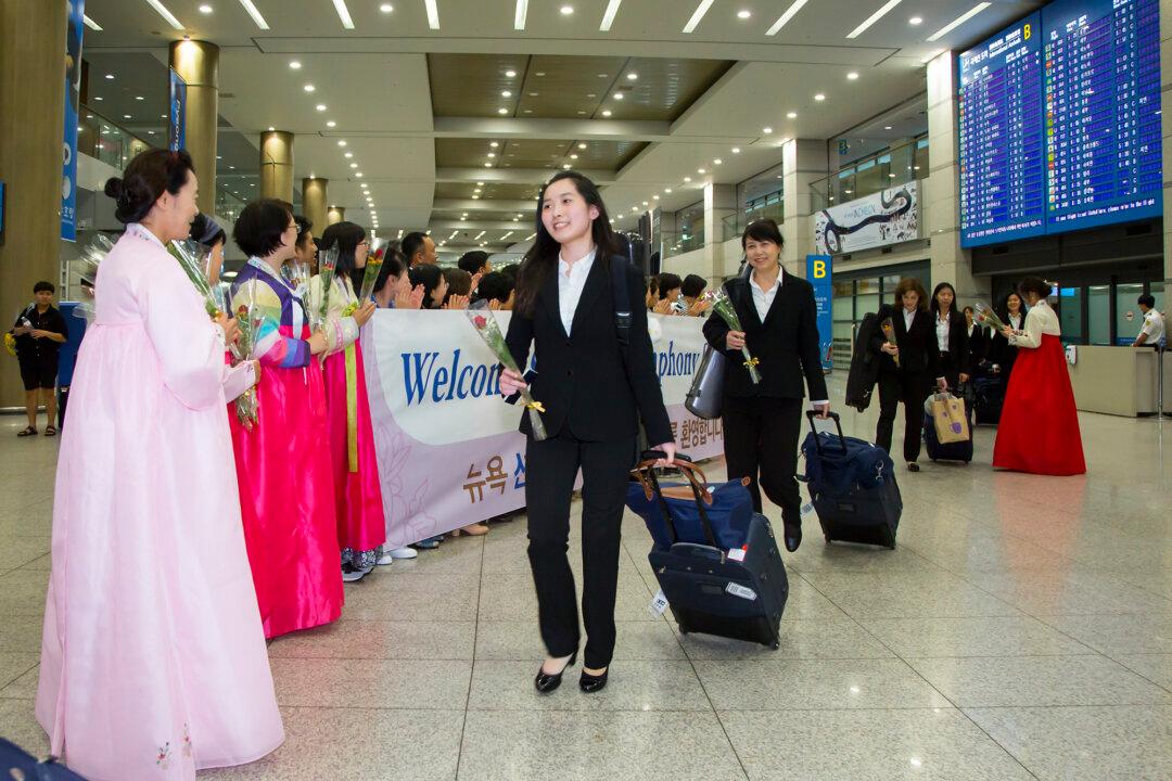 Shen Yun Symphony Orchestra Greeted by Enthusiastic Fans in South Korea on Arrival