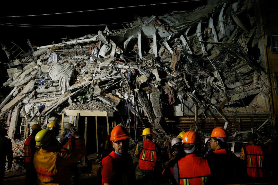 Desperate Night Search in Mexico School, Other Ruins as Quake Deaths Pass 200