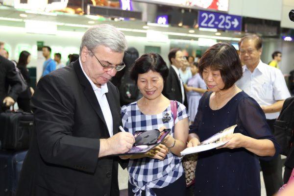 Milen Nachev gives autographs at Taoyuan International Airport on Oct. 4, 2017. (Lin Shih-chieh/The Epoch Times)