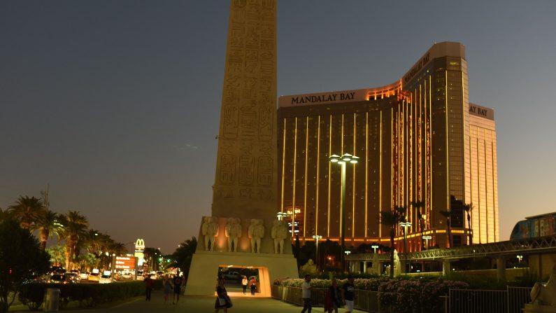 Investigators Probing Whether Another Person Was in Vegas Gunman’s Room