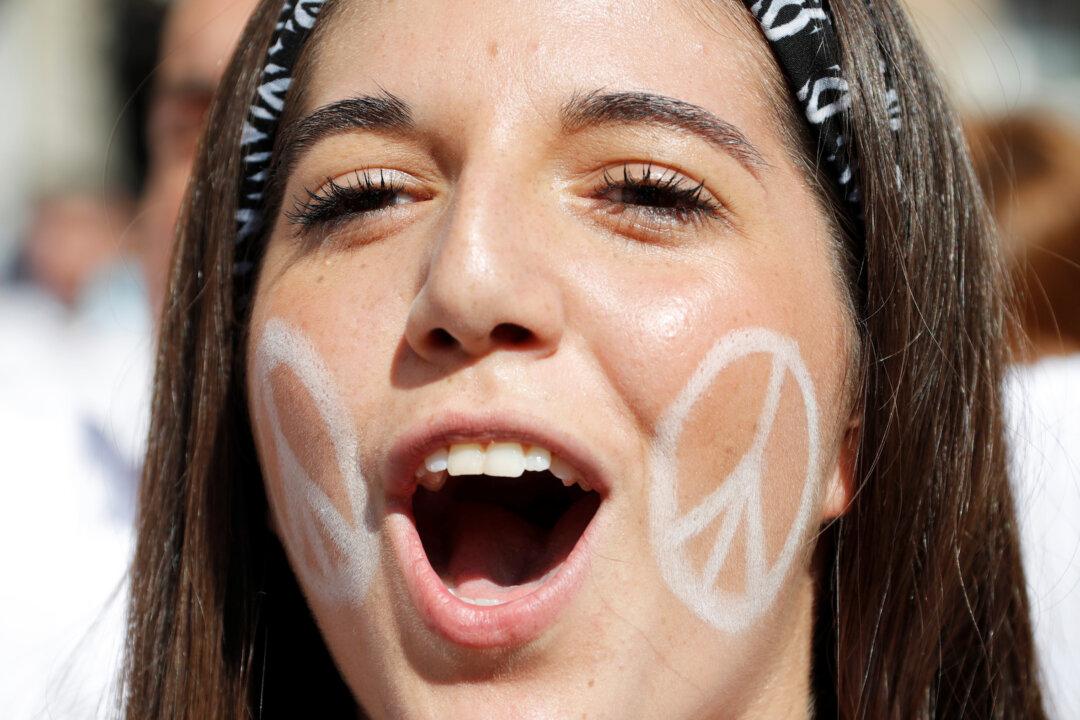 Spaniards Take to Streets as Catalonia Independence Tensions Rise