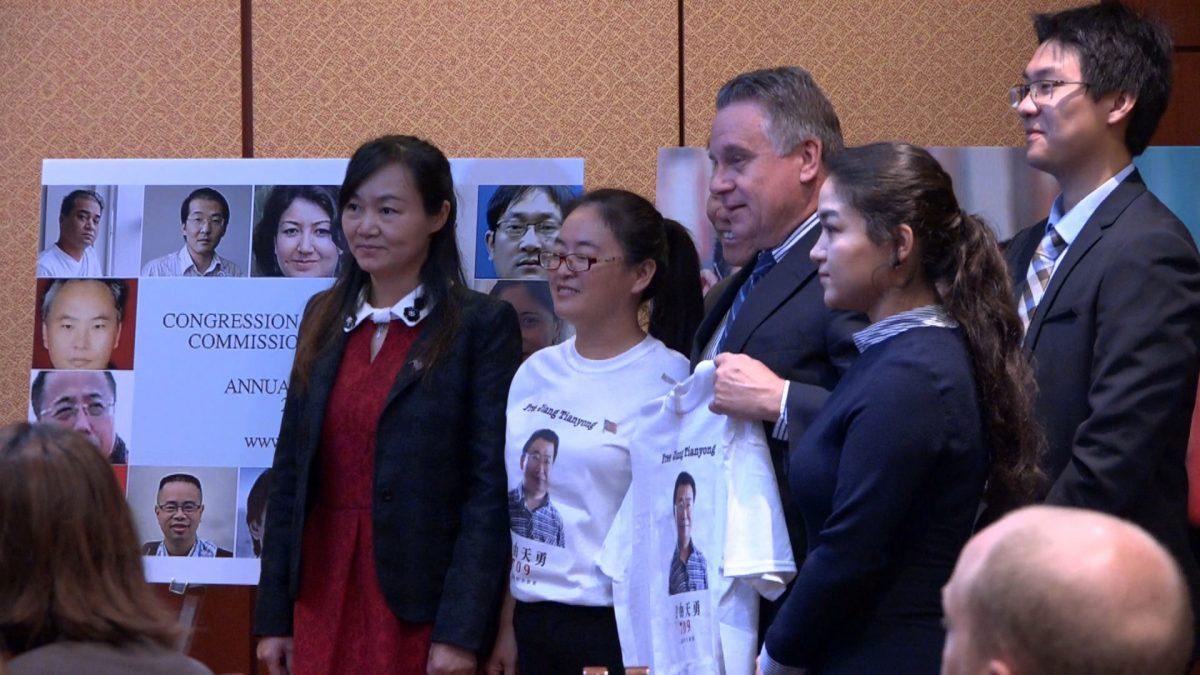 (L-R) Ms. Wang Yanfang (wife of Chinese human rights lawyer Tang Jingling), Ms. Jin Bianling (wife of Chinese human rights lawyer Jiang Tianyong), Rep. Chris Smith, Jewher Tohti (daughter of Uyghur activist Ilham Tohti), and Chongyu Xia (son of Chinese human rights lawyer Xia Lin) at the release of the Congressional-Executive 2017 annual report in Washington on Oct. 5, 2017. (Wei Wu/NTDTV)