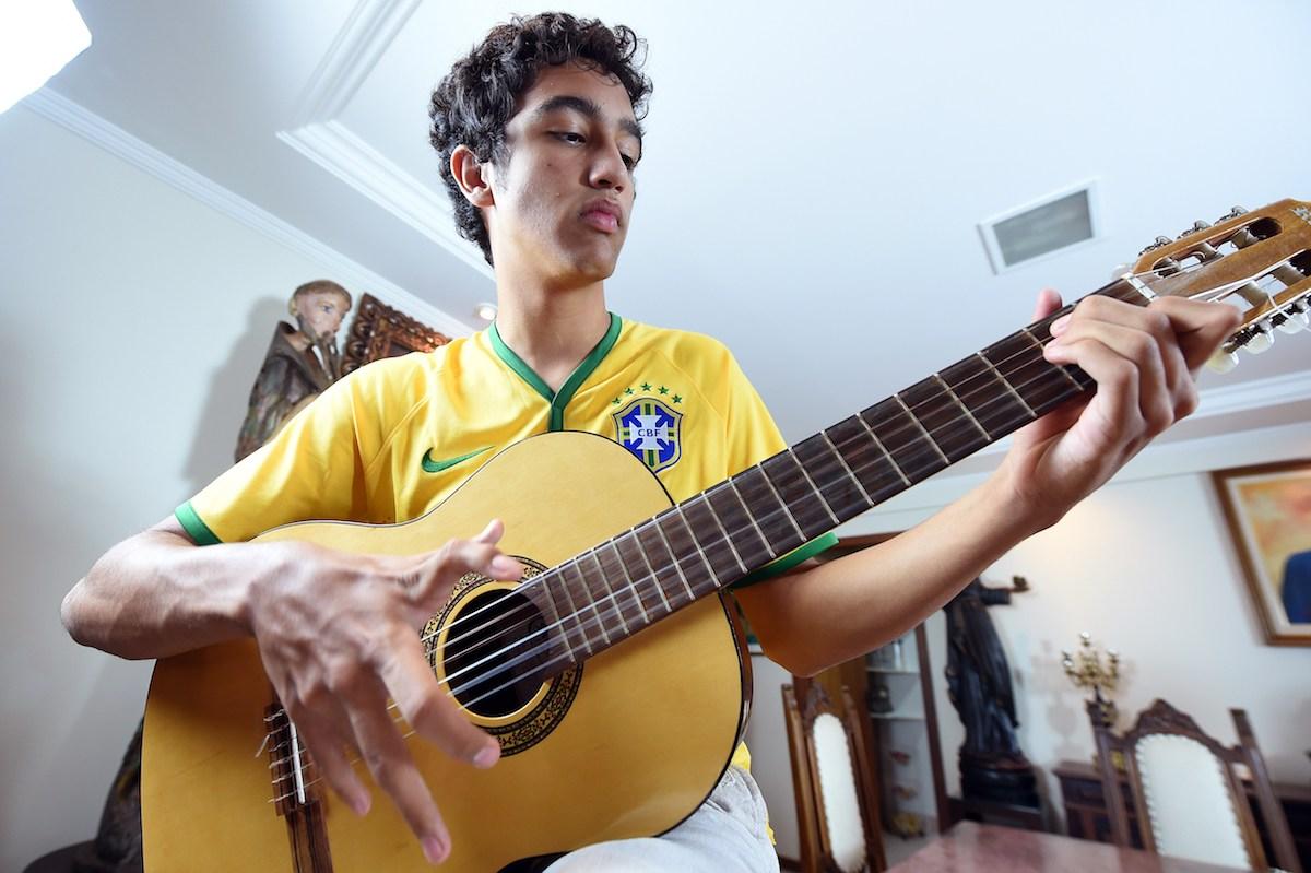 14 Members of Brazilian Family Were Born With Extra Fingers