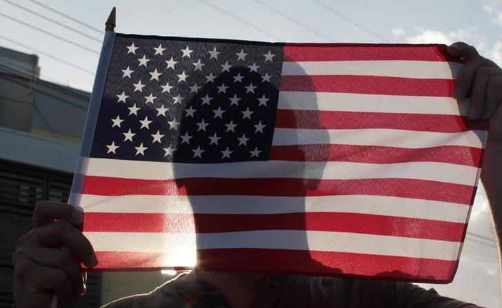 Roofers in Maine Stop in Middle of Work to Respect National Anthem