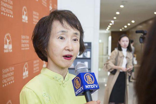 Art professor Jeong Ukhee, from the Kyungpook National University, attends Shen Yun Symphony Orchestra’s concert at Daegu Concert House on the afternoon of Sept. 17, 2017. (Quan Jing Lin/The Epoch Times)