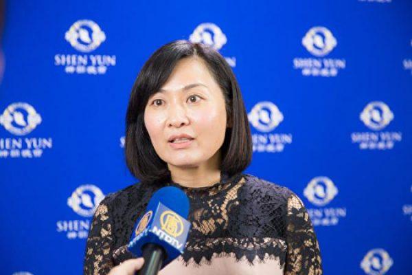 Kaohsiung City councilor Lina Chen enjoys the Shen Yun Symphony Orchestra’s concert, at Jihde Hall of the Kaohsiung City Cultural Center, on Sept. 26, 2017. (Cheng Sunli/The Epoch Times)