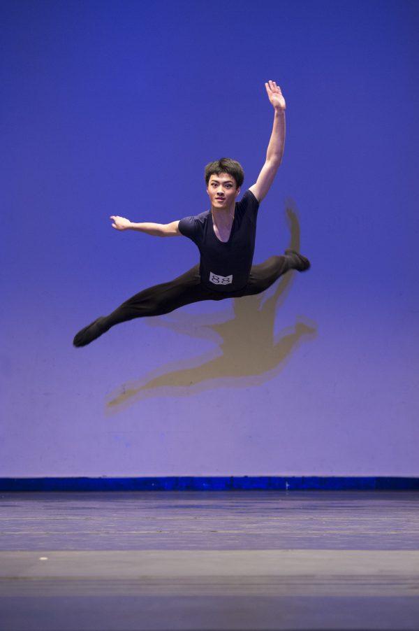 Albert Yang performing classical Chinese dance techniques during the final round of the 2014 International Classical Chinese Dance Competition. (Courtesy of Shen Yun Performing Arts)