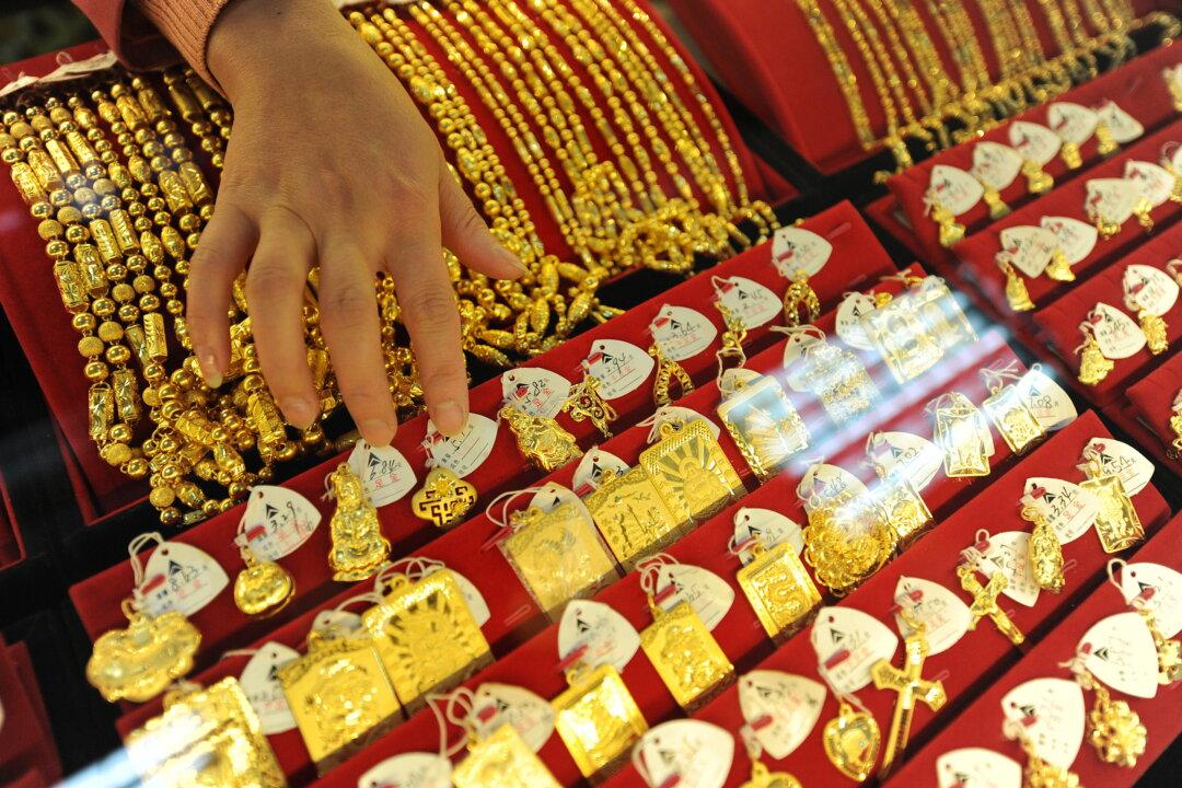 Young Chinese Join Gold Buying Frenzy to Ring in the New Year