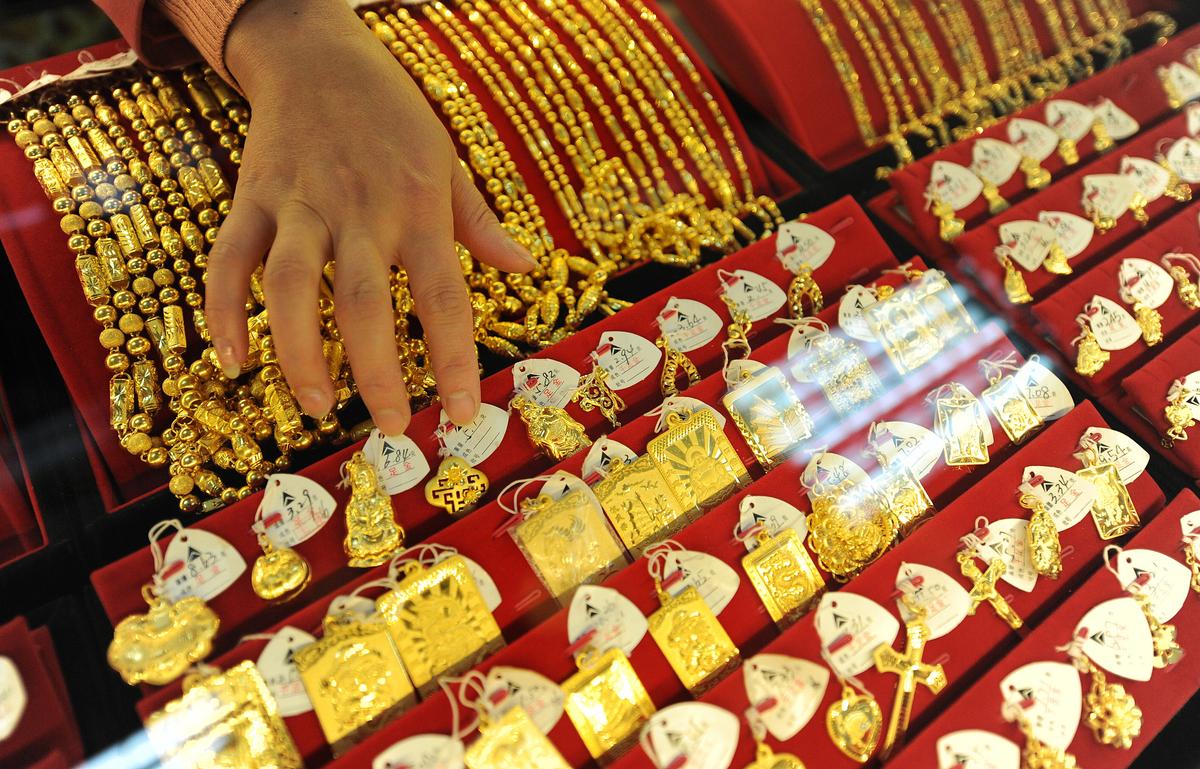 Chinese Citizens Flock to Buy Gold as China’s Economic Downturn Persists