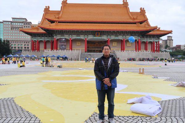 Jack Lee comes to Liberty Square to assist with the preparation on Nov. 24, 2017. (Frank Fang/The Epoch Times)