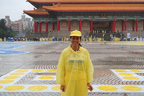 Oanh Tran from Vietnam takes part in the character formation at Liberty Square on Nov. 25, 2017. (Frank Fang/The Epoch Times)