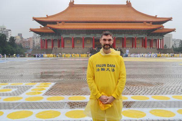 Logan Bauer of California takes part in the character formation at Liberty Square in Taipei on Nov. 25, 2017. (Frank Fang/The Epoch Times)