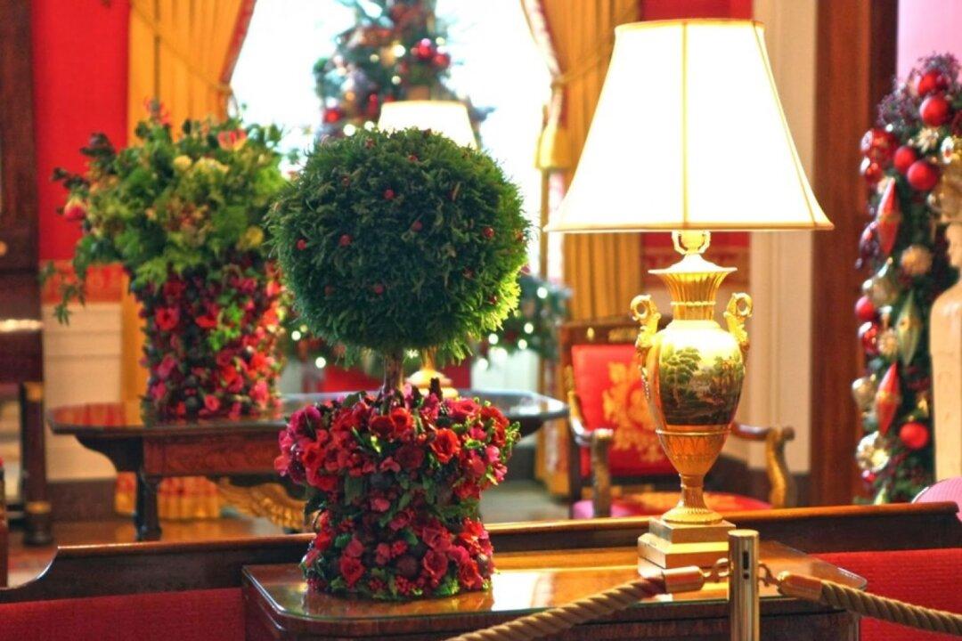 Book Review: ‘A White House Christmas: Including Floral Design Tutorials’