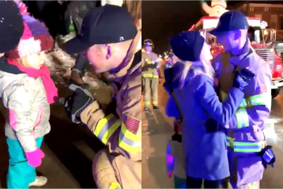 Firefighter has Special Surprise for Girlfriend and her Daughter at Christmas Parade
