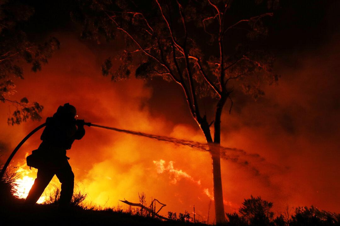 Winds Strengthen as Crews Make Progress on California Wildfire