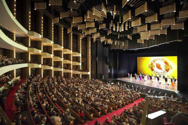 Shen Yun performers take a curtain call at the National Arts Centre in Ottawa on Dec. 30, 2017. (Evan Ning/The Epoch Times)