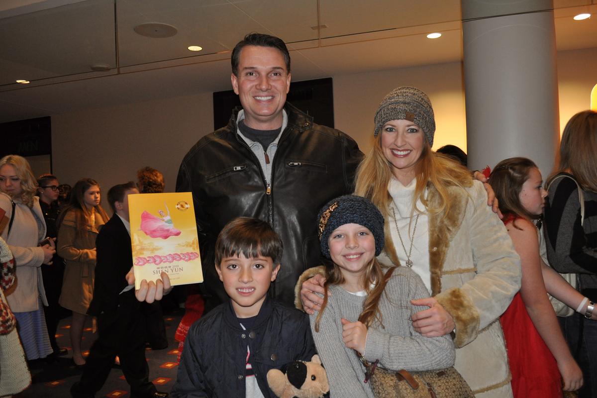 Technical Architect Enjoys Erhu Performance at Shen Yun