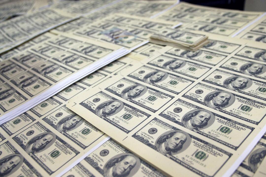 People Arrested for Passing Counterfeit Cash in 11 States, Here’s How to Spot the Fakes