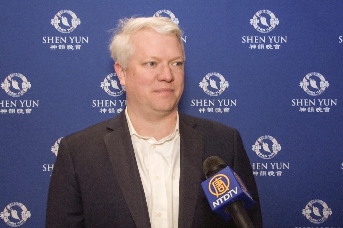 Attorney Finds Shen Yun’s Digital Backdrop Ingenious