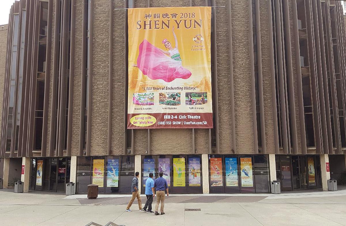 Former Dancer Loves Shen Yun’s Flowing Costumes and Expressive Dance