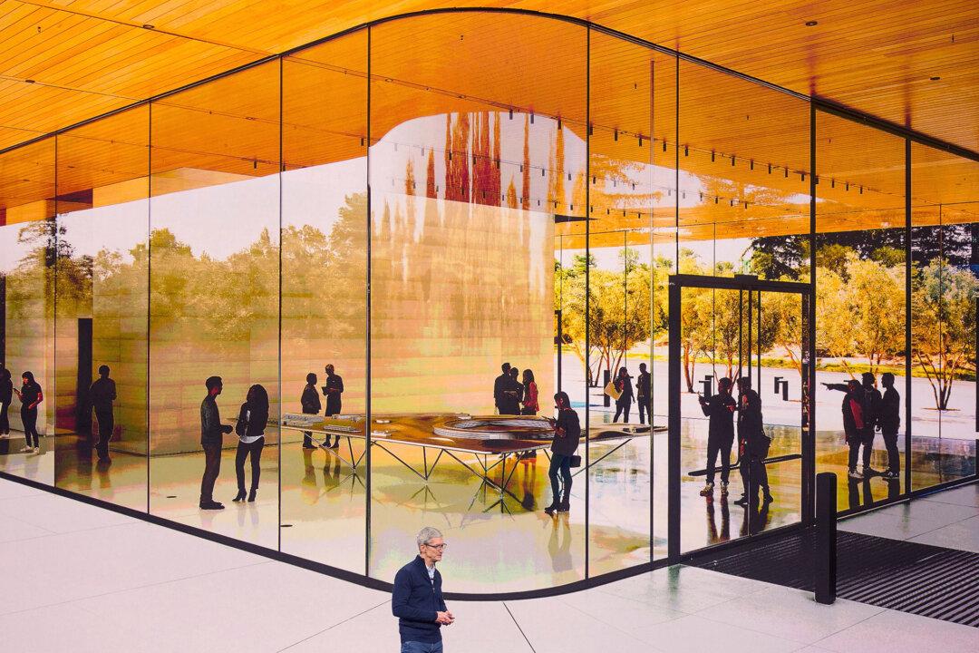 Apple’s New Glass Spaceship Headquarters Discourages Distracted Walking