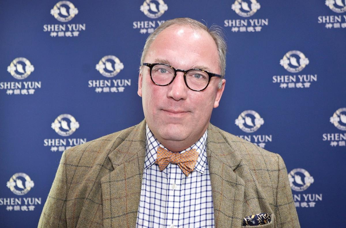 Priest Finds the Spirit of Shen Yun Dancers Infectious and Delightful