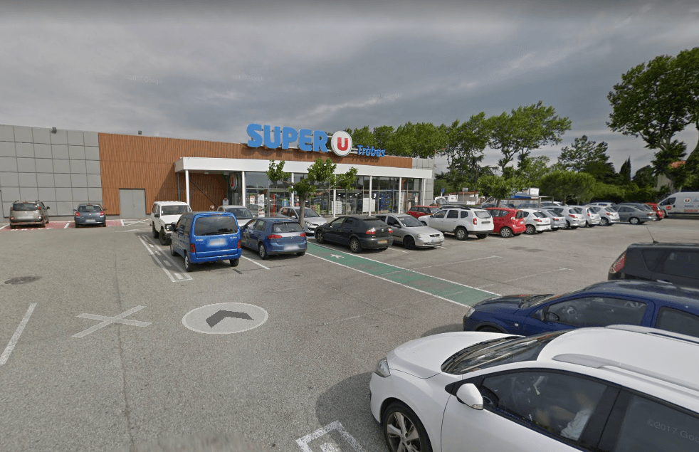 Man Holds Hostages in French Supermarket, Claims Allegiance to ISIS