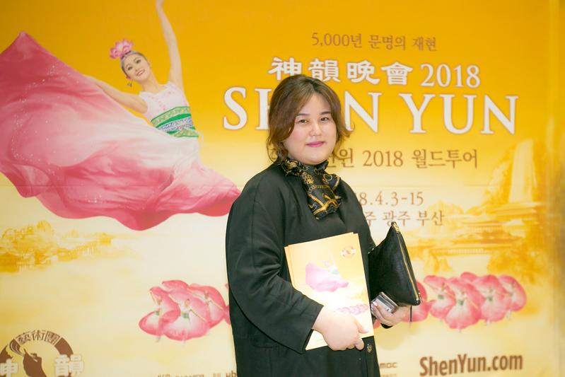 Artist Enjoys Shen Yun’s Different Ethnic Dances