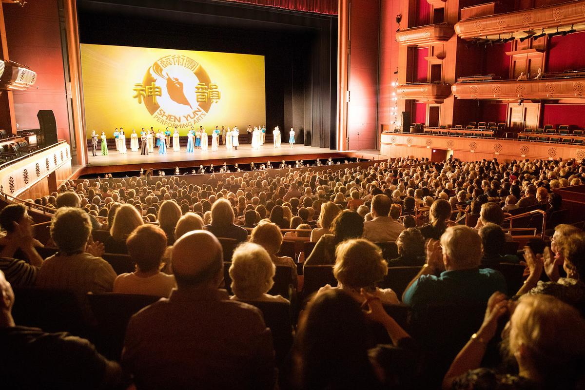 Bank Manager Is Delighted by Shen Yun’s Dance Stories