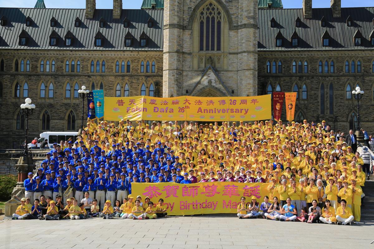 Hundreds Gather on Parliament Hill to Celebrate Falun Dafa Day