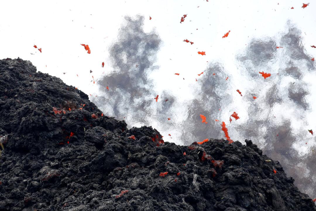 Roaring Like Jet Engines, New Crack Opens at Hawaii Volcano