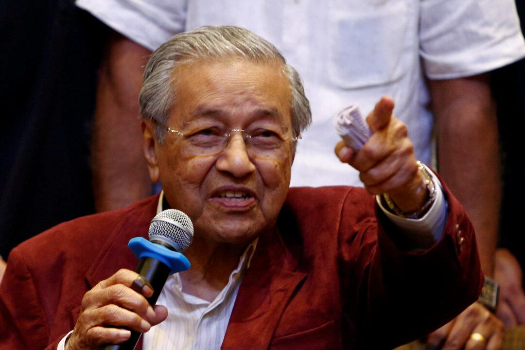 Malaysia’s Mahathir Bars Former PM and Accused Kleptocrat From Leaving the Country