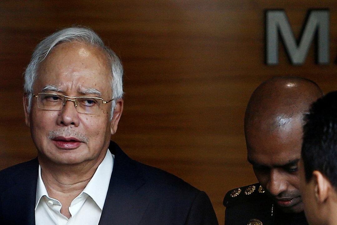 Malaysian Police Probing 1MDB Seized Over $28 Million in Cash, 400-Plus Handbags