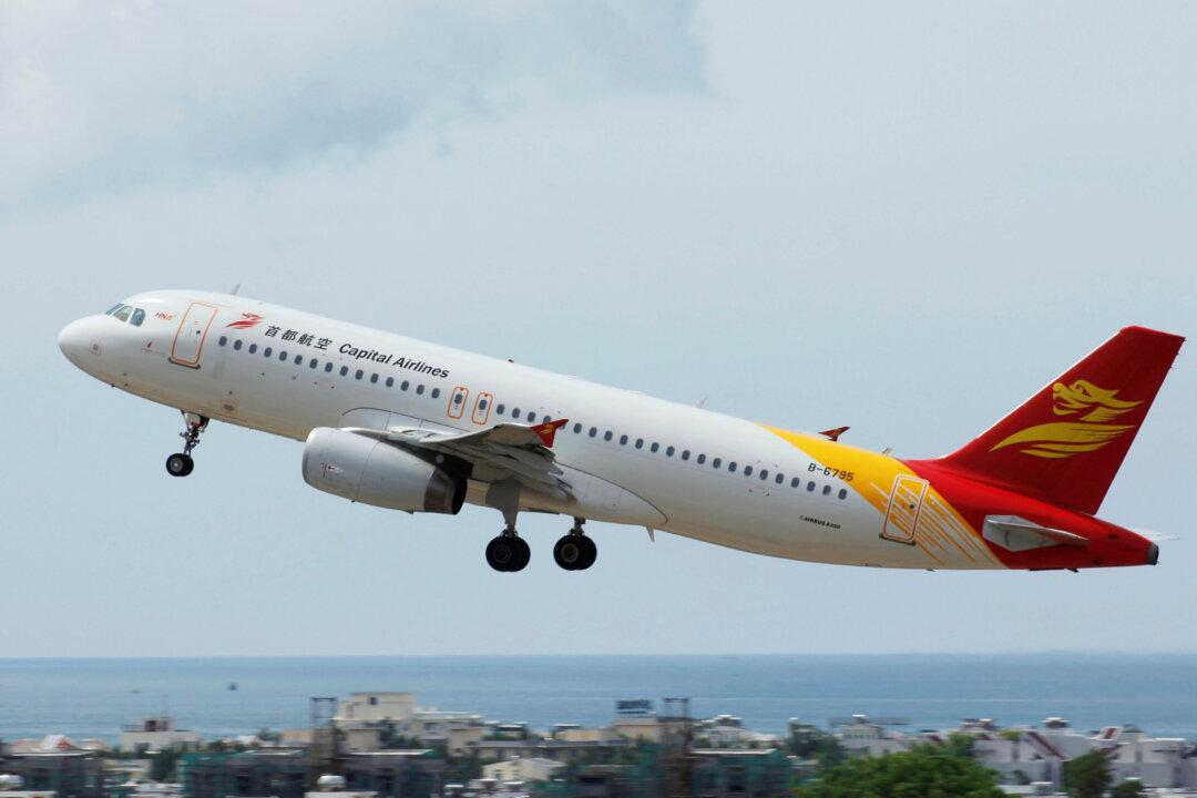 Capital Airlines Flight Turns Around in China After Cracks Appear in Window