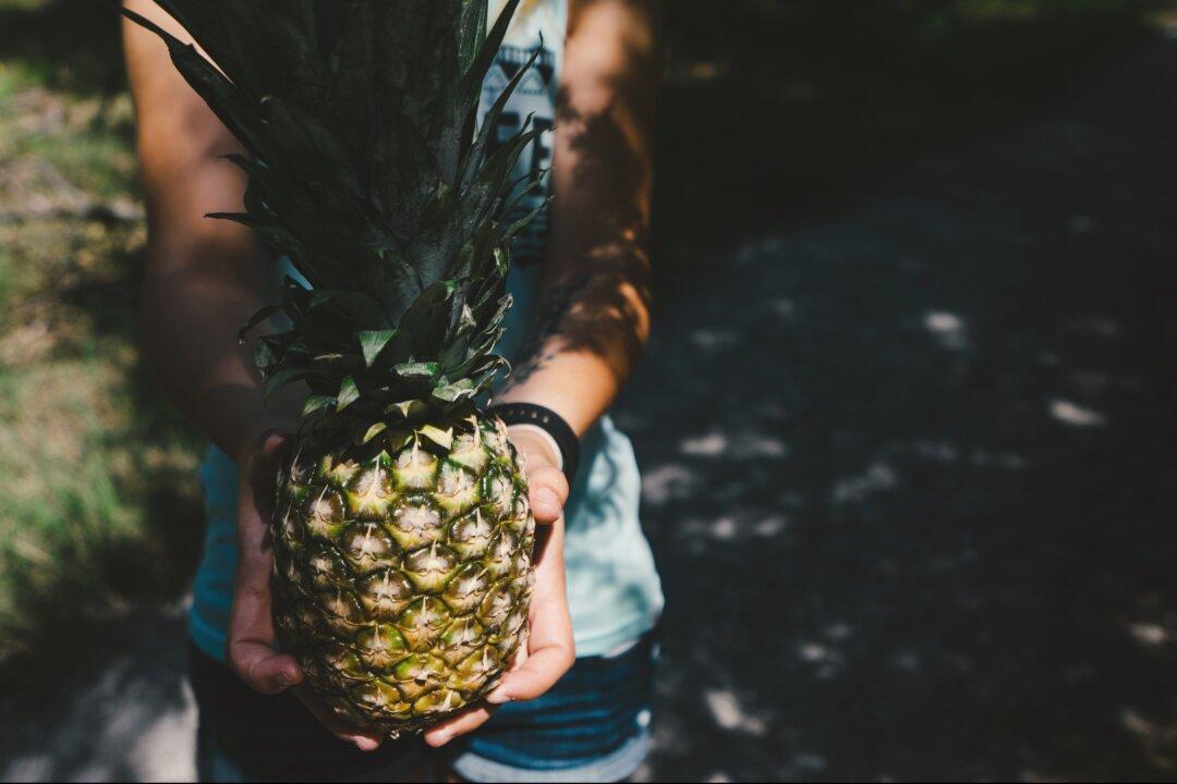 Video Showing How to ‘Peel and Eat’ Pineapple Goes Viral, Sparks Debate About Whether It Works