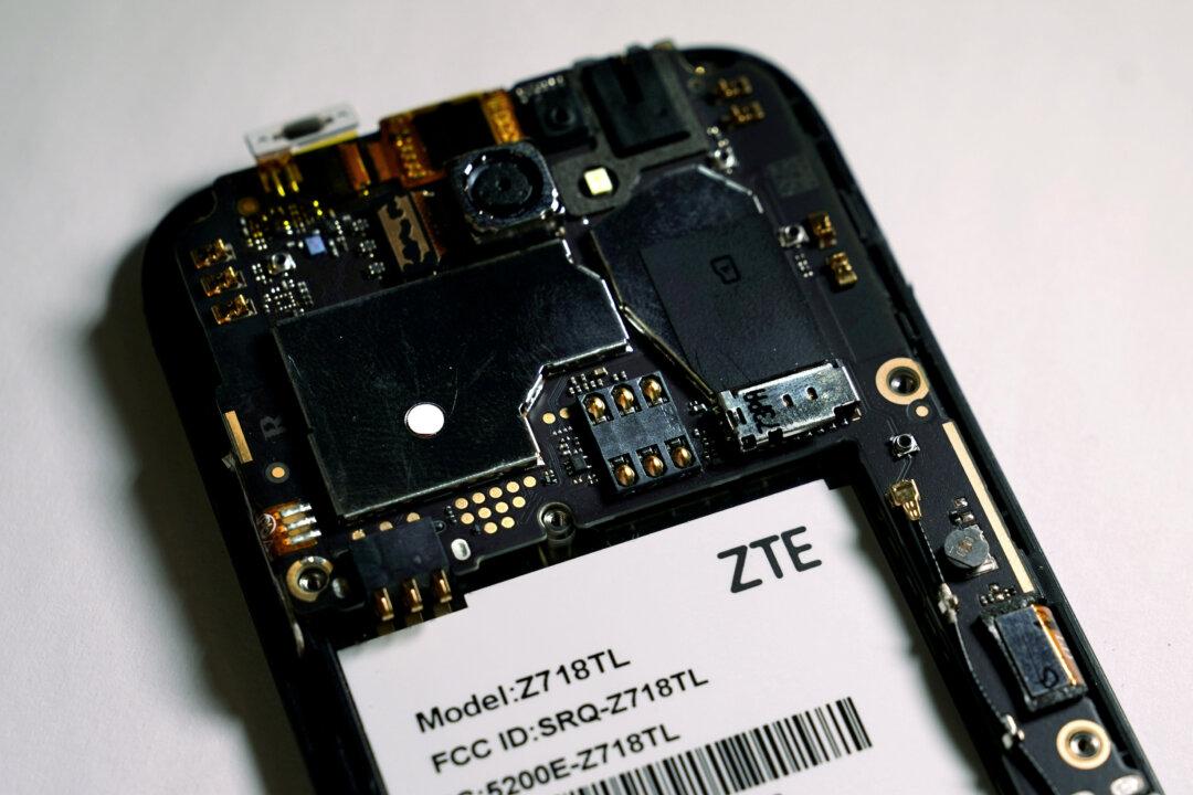 ZTE Shares Tank After US Senate Puts Trump Reprieve in Doubt
