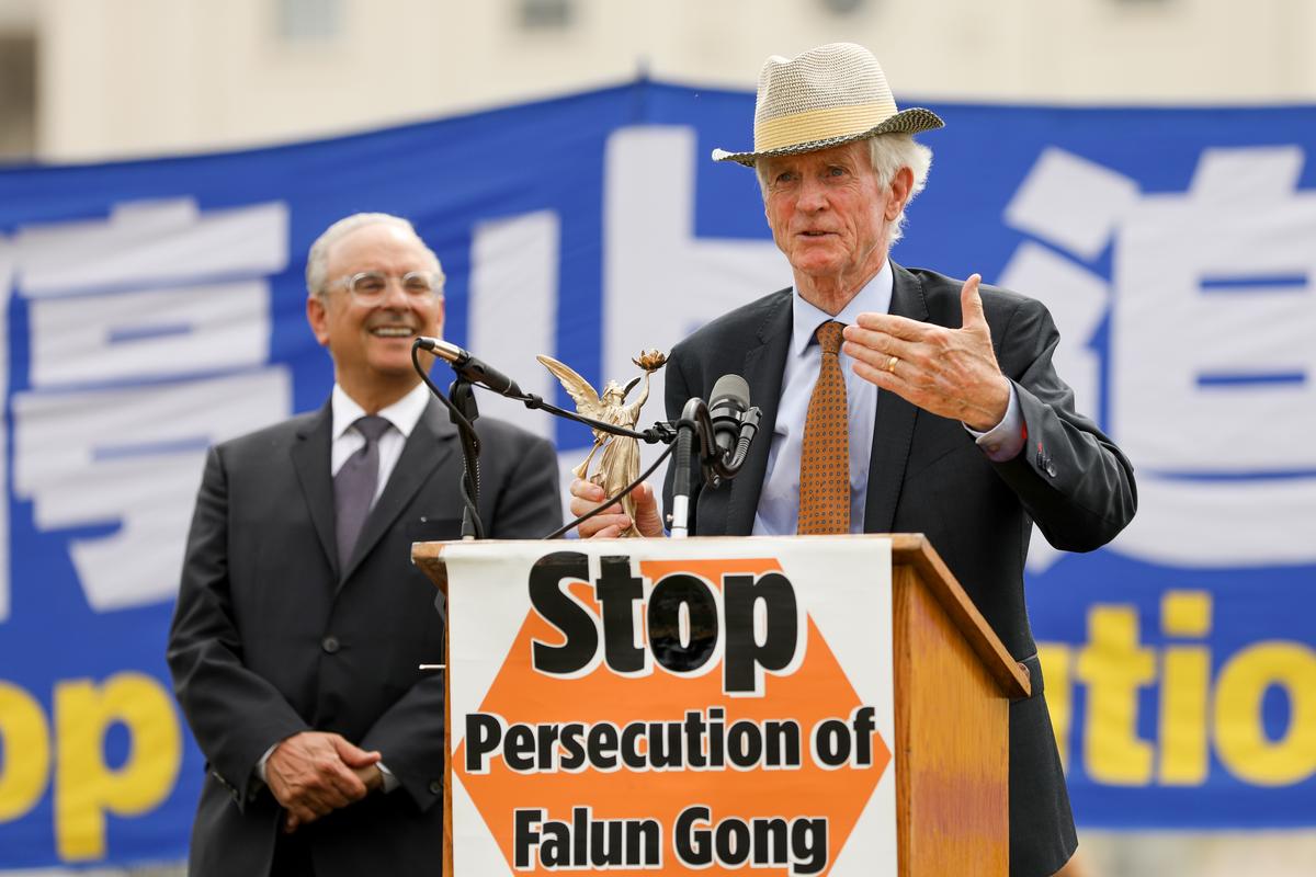 David Kilgour (R) speaks at a rally after receiving the Friends of Falun Gong Human Rights award from the organization's executive director Alan Adler (L) on June 20, 2018 in Washington. (Samira Bouaou/The Epoch Times)