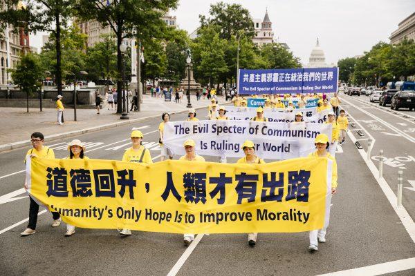 A grand march of 5,000 Falun Gong practitioners walks down Pennsylvania Ave. in Washington on June 20, 2018. (Edward Dye/Epoch Times)