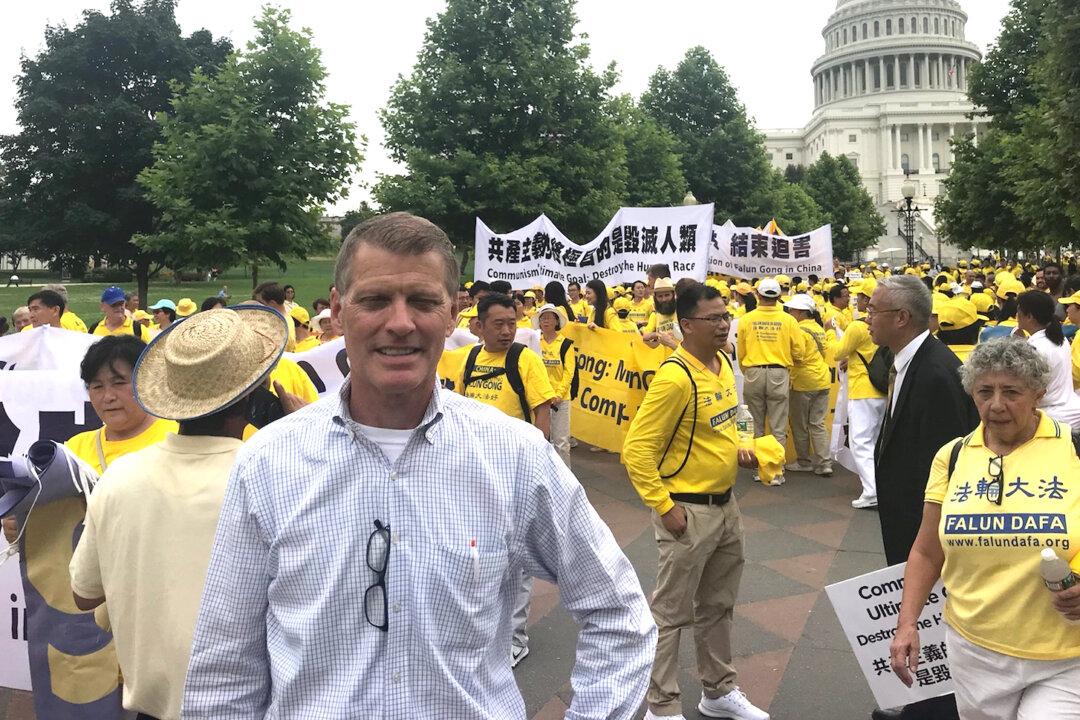 Congressional Candidate Flies All Night to Attend Falun Gong Rally