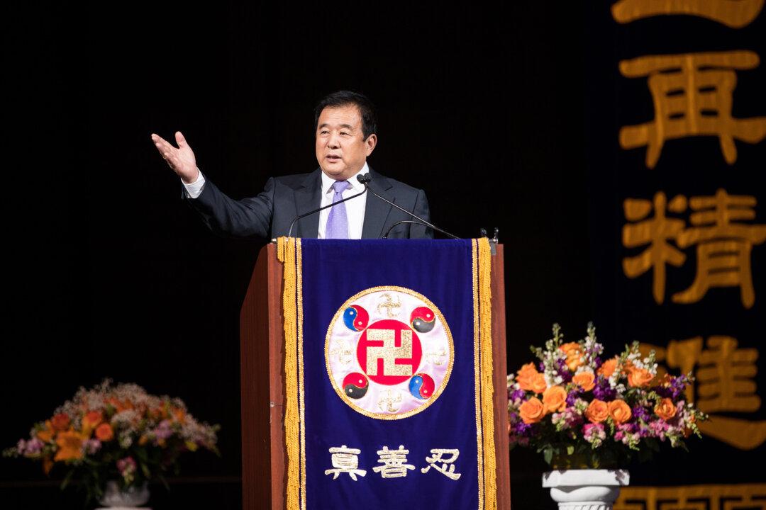 Founder of Falun Gong Speaks at Conference