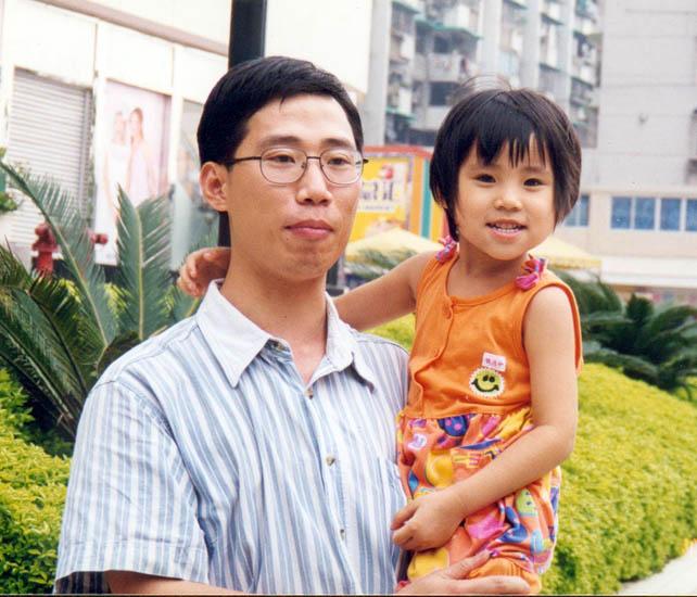 Rao Zhuoyuan with his daughter Deru. Rao died in 2002 after suffering heavy beatings while being detained for his practice of Falun Gong. (Minghui)