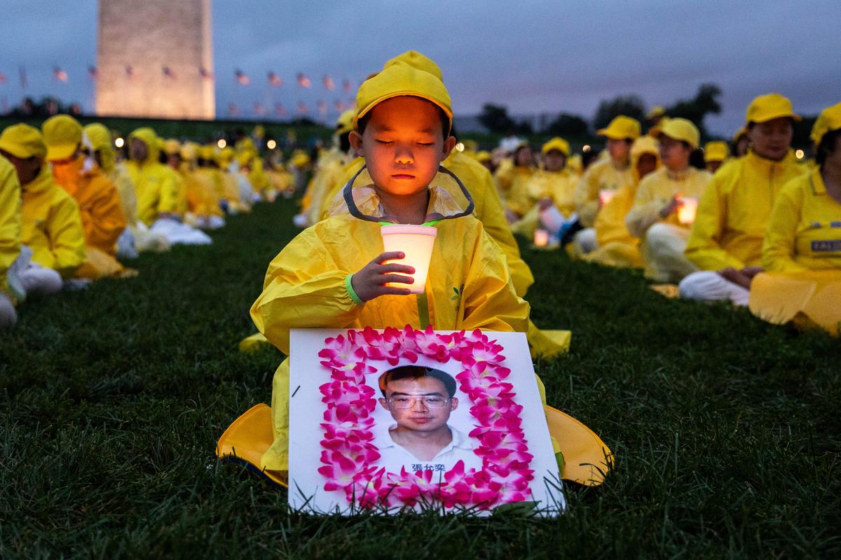 Falun Gong practitioners take part in a candlelight vigil to commemorate the practitioners killed in China for their belief, in Washington on June 22, 2018. (Samira Bouaou/The Epoch Times)