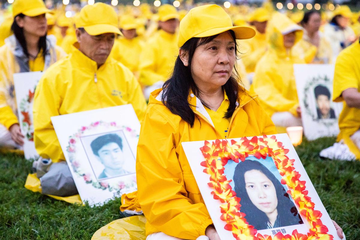 Gao Weiwei honors her sister, Gao Rongrong, who was killed in communist China for her belief in Falun Gong, in Washington on June 22, 2018. (Samira Bouaou/The Epoch Times)
