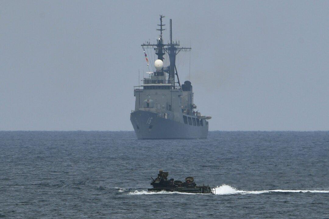 US Defense Secretary Visits Beijing, Set to Discuss Thorny Issues