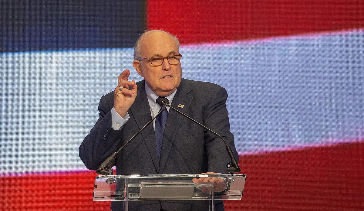 Rudy Giuliani Blasts Bill de Blasio Over Water Throwing Incident Targeting Officers