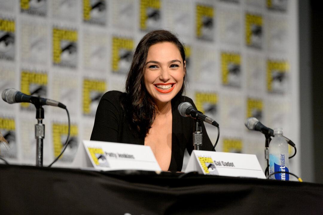 Gal Gadot Dressed as Wonder Woman Surprises Children in the Hospital