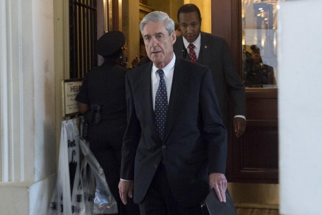 Mueller Offers Limited Immunity to 5 in Manafort Case