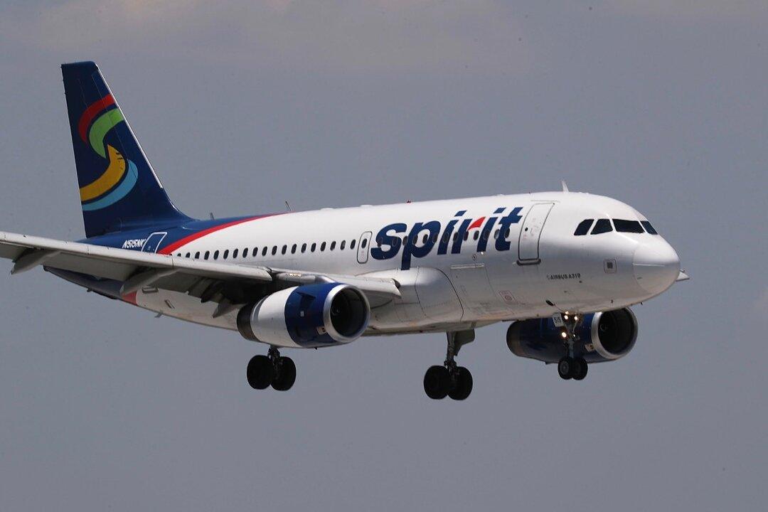 Pregnant Mother Kicked Off Airplane Because 2-Year-Old Daughter Wasn’t Wearing Mask